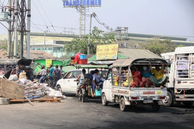 Khu công nghiệp "như chiến trường", người Myanmar tháo chạy thiết quân luật