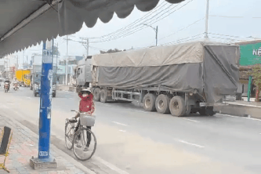 Xác minh xe đầu kéo chạy ngược chiều trên đường ở TPHCM