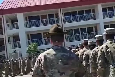 Người chỉ huy với giải pháp hài hước giúp “hạ nhiệt” binh sĩ trong lúc hành quân