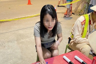 Nữ tài xế "dính cồn" kịch khung, hất văng máy đo cồn của CSGT xuống đất