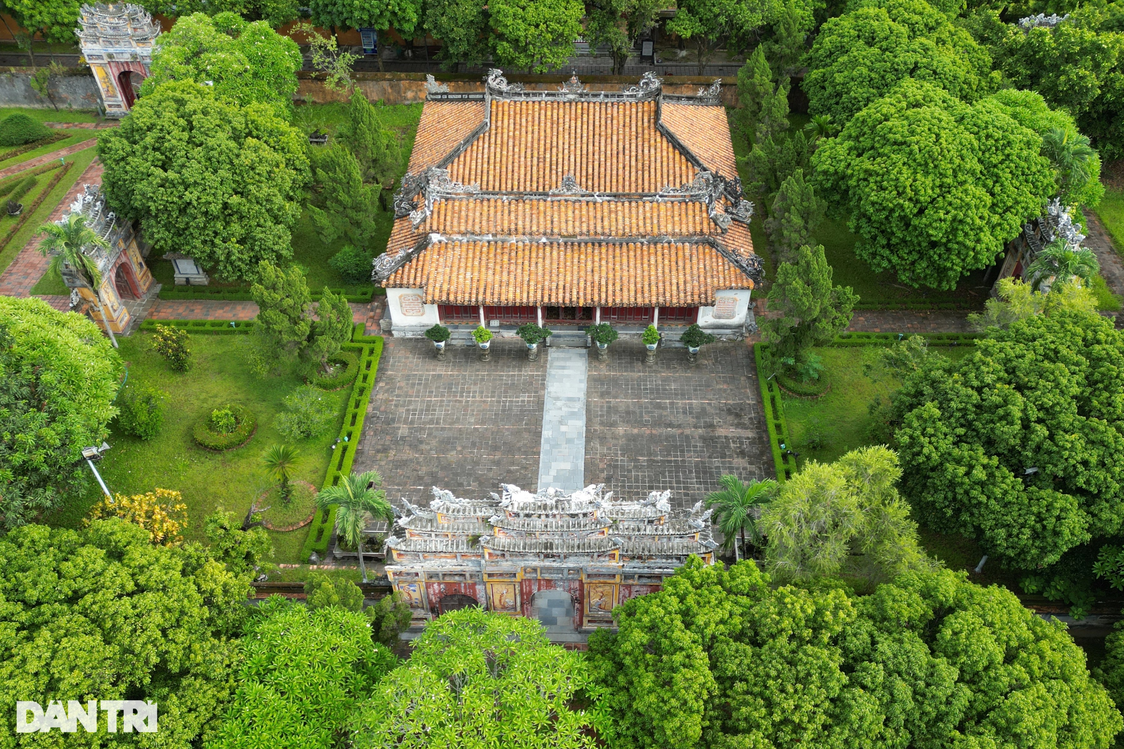 View - Sơn son thếp vàng tại Hưng Miếu bên trong Hoàng thành Huế | Báo Dân trí