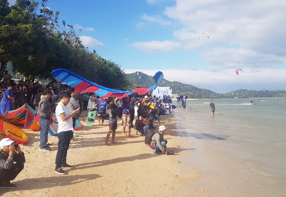 Du khách mãn nhãn với “bữa tiệc” ván diều trên biển Ninh Thuận - 1 Du khách mãn nhãn với “bữa tiệc” ván diều trên biển Ninh Thuận - 1