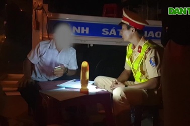 Tài xế cuống quýt gọi điện cầu viện sau khi bị thổi nồng độ cồn