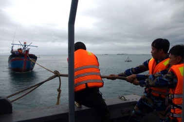 Cứu 2 ngư dân gặp nạn trên biển
