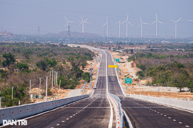 Cao tốc Cam Lâm - Vĩnh Hảo băng qua cánh đồng điện gió sắp thông xe
