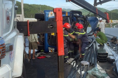 Xe tải lật trên đường dẫn cao tốc, 2 người tử vong