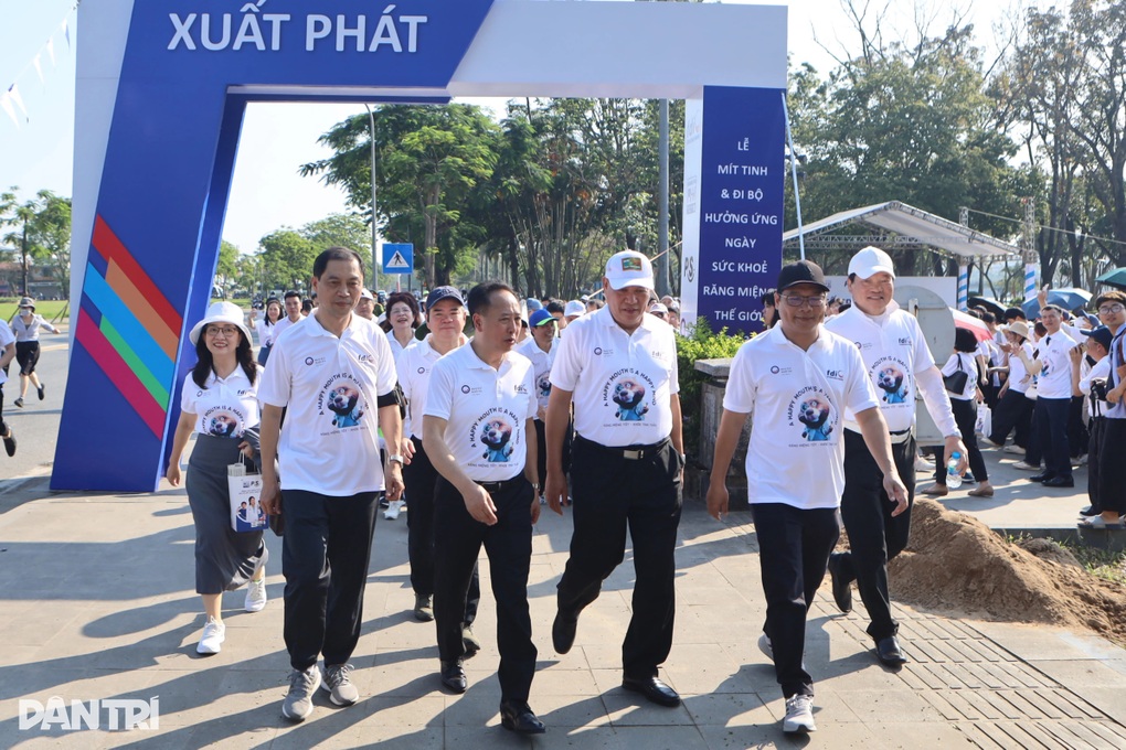 Hàng nghìn người đi bộ dọc sông Hương kêu gọi bảo vệ sức khỏe răng miệng - 1 Hàng nghìn người đi bộ dọc sông Hương kêu gọi bảo vệ sức khỏe răng miệng - 1