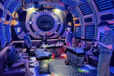 Khởi tố chủ quán karaoke cho nhóm khách thuê phòng VIP “bay lắc”