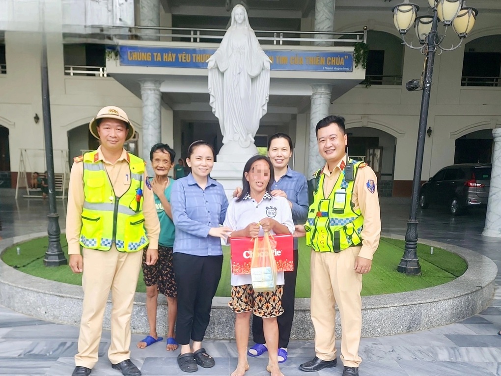 Phát hiện người phụ nữ đi lạc trên cao tốc Bắc - Nam - 2 Phát hiện người phụ nữ đi lạc trên cao tốc Bắc - Nam - 2