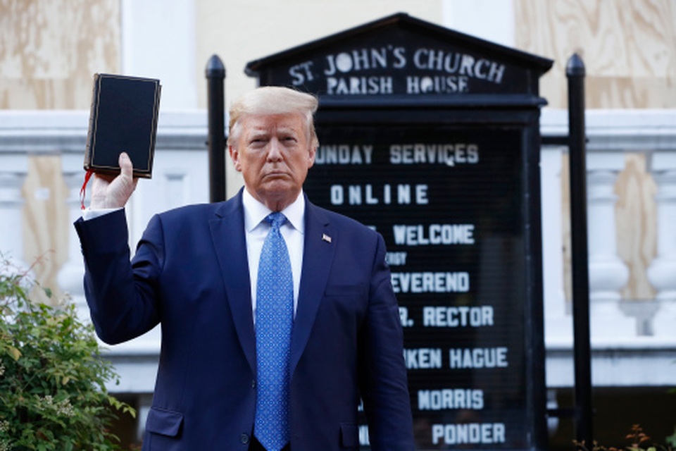 Cảnh sát dùng hơi cay giải tán người biểu tình để ông Trump thăm nhà thờ - 2 Cảnh sát dùng hơi cay giải tán người biểu tình để ông Trump thăm nhà thờ - 2