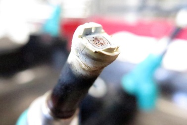 Ôtô chết máy khi đổ xăng A95: “Trong động cơ có chất lạ”