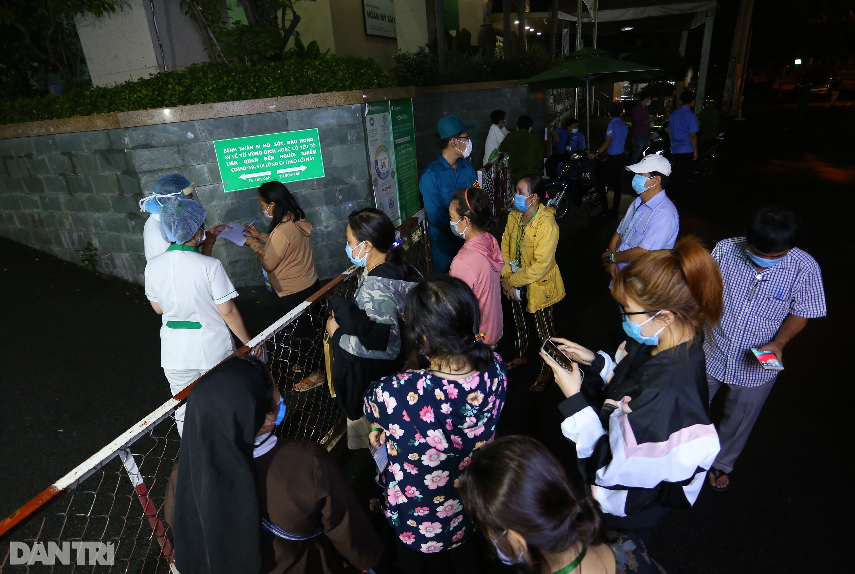 Phong tỏa Bệnh viện Hoàn Mỹ Sài Gòn, dân xếp hàng dài xin vào giữa đêm - 11 Phong tỏa Bệnh viện Hoàn Mỹ Sài Gòn, dân xếp hàng dài xin vào giữa đêm - 11