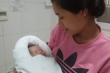 Bệnh nhi vừa sinh bị suy hô hấp, tràn khí màng phổi cấp độ nặng được cứu sống thần kỳ