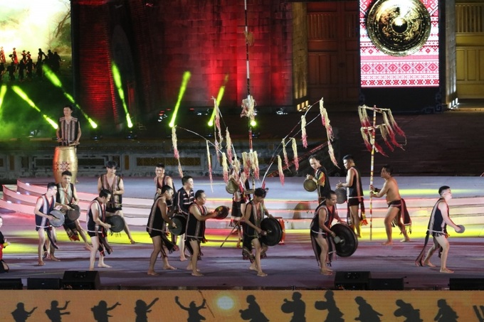 Biểu diễn cồng chiêng Tây Nguyên