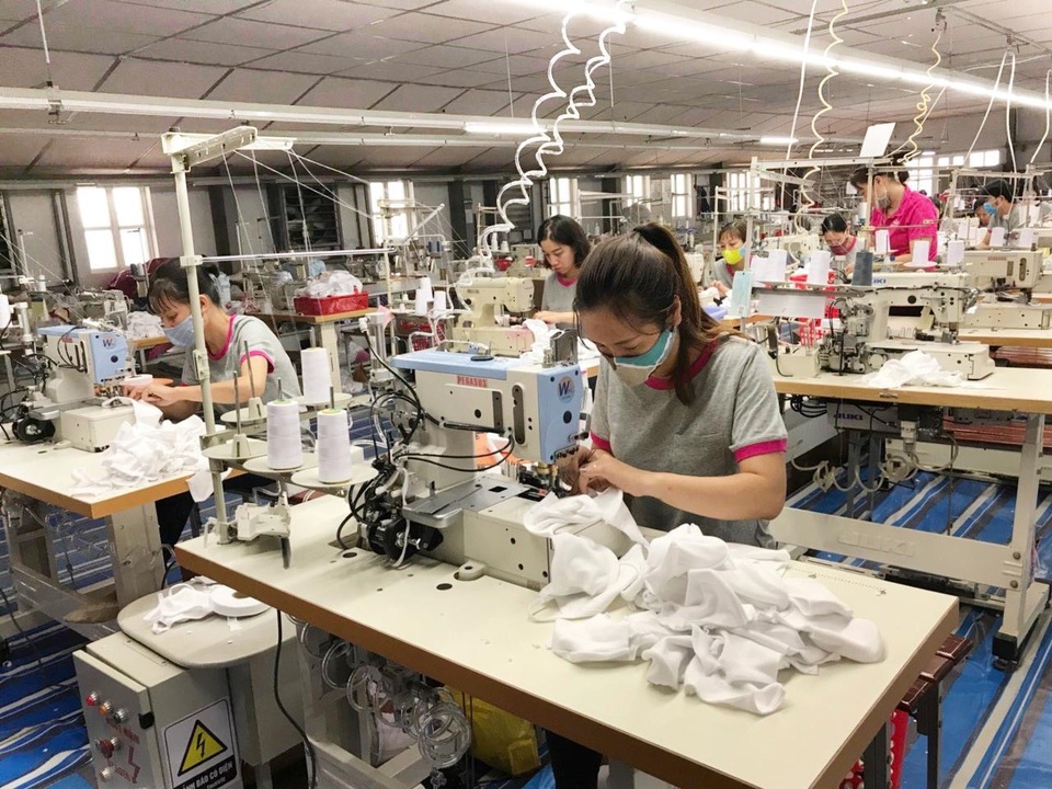 May Sông Hồng tung ra thị trường hàng triệu khẩu trang kháng khuẩn - 1 May Sông Hồng tung ra thị trường hàng triệu khẩu trang kháng khuẩn - 1