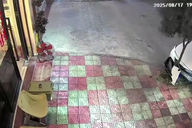 Ô tô hư hại nghiêm trọng vì tài xế lùi xe bất cẩn