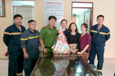 Cô gái được cứu trong đám cháy cảm ơn lính cứu hỏa