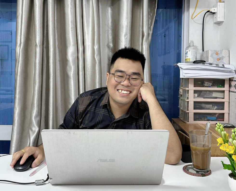 Từ chàng trai khiếm thính đến thầy giáo dạy tiếng Anh có 4 bằng đại học - 1