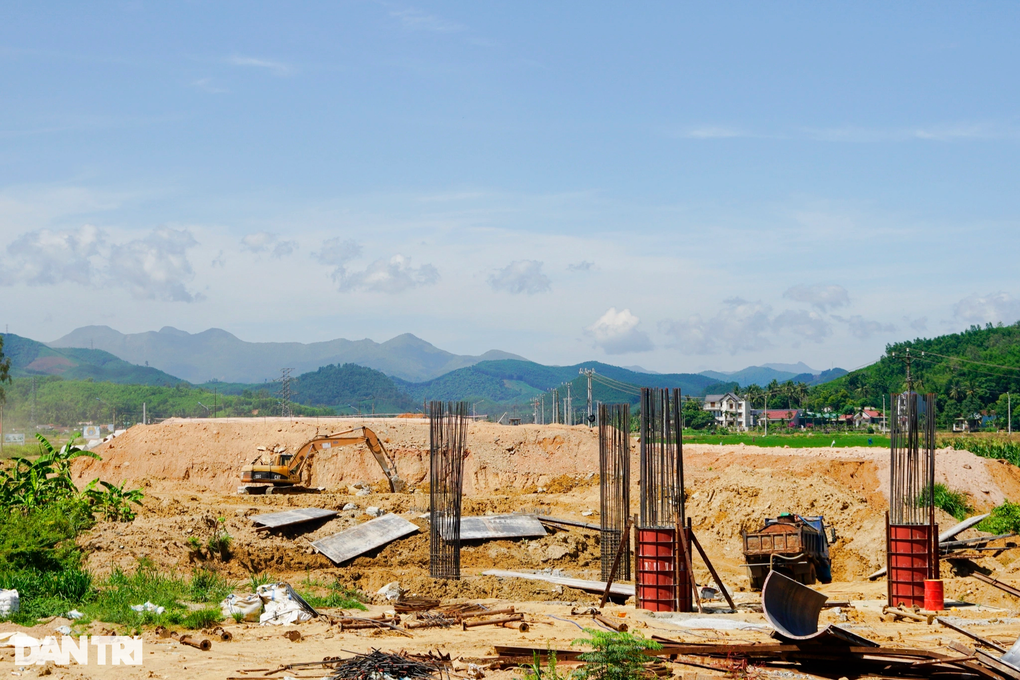 Hai công nhân bị đất vùi lấp tử vong khi hạ ngầm đường điện - 1 Hai công nhân bị đất vùi lấp tử vong khi hạ ngầm đường điện - 1