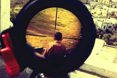 Binh sĩ Israel hứng “búa rìu” dư luận vì ảnh ngắm bắn bé trai