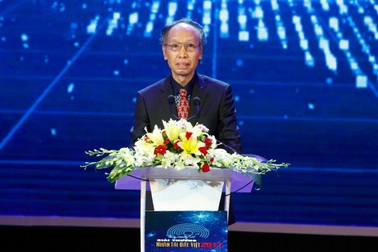 Nhà báo Phạm Huy Hoàn phát biểu khai mạc Lễ trao giải Nhân tài Đất Việt 2017