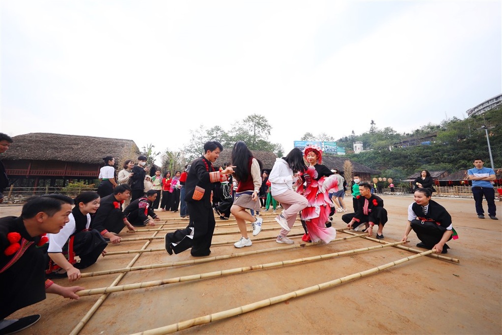 Đầu xuân hành hương tới Hội xuân Mở cổng trời tại Fansipan - 2 Đầu xuân hành hương tới Hội xuân Mở cổng trời tại Fansipan - 2