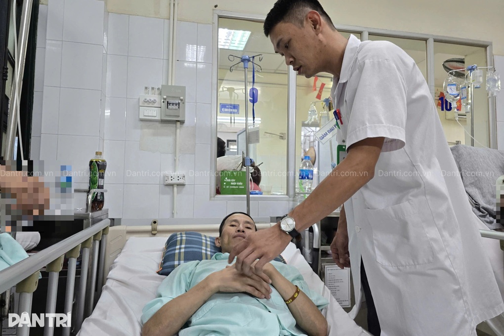Bác sĩ kêu gọi giúp đỡ người cha “gà trống nuôi con” mắc bệnh hiểm - 1 Bác sĩ kêu gọi giúp đỡ người cha “gà trống nuôi con” mắc bệnh hiểm - 1