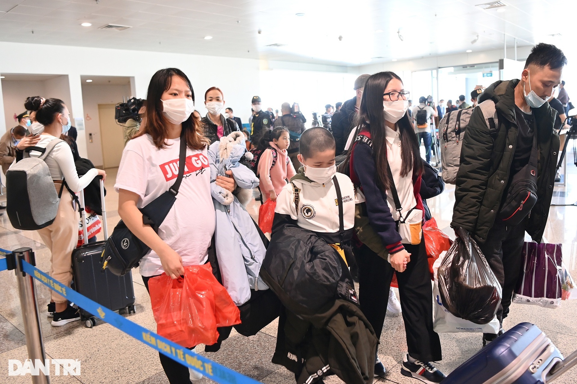 Gương mặt trẻ thơ, cái ôm tràn nước mắt trong chuyến bay giải cứu đầu tiên - 4 Gương mặt trẻ thơ, cái ôm tràn nước mắt trong chuyến bay giải cứu đầu tiên - 4