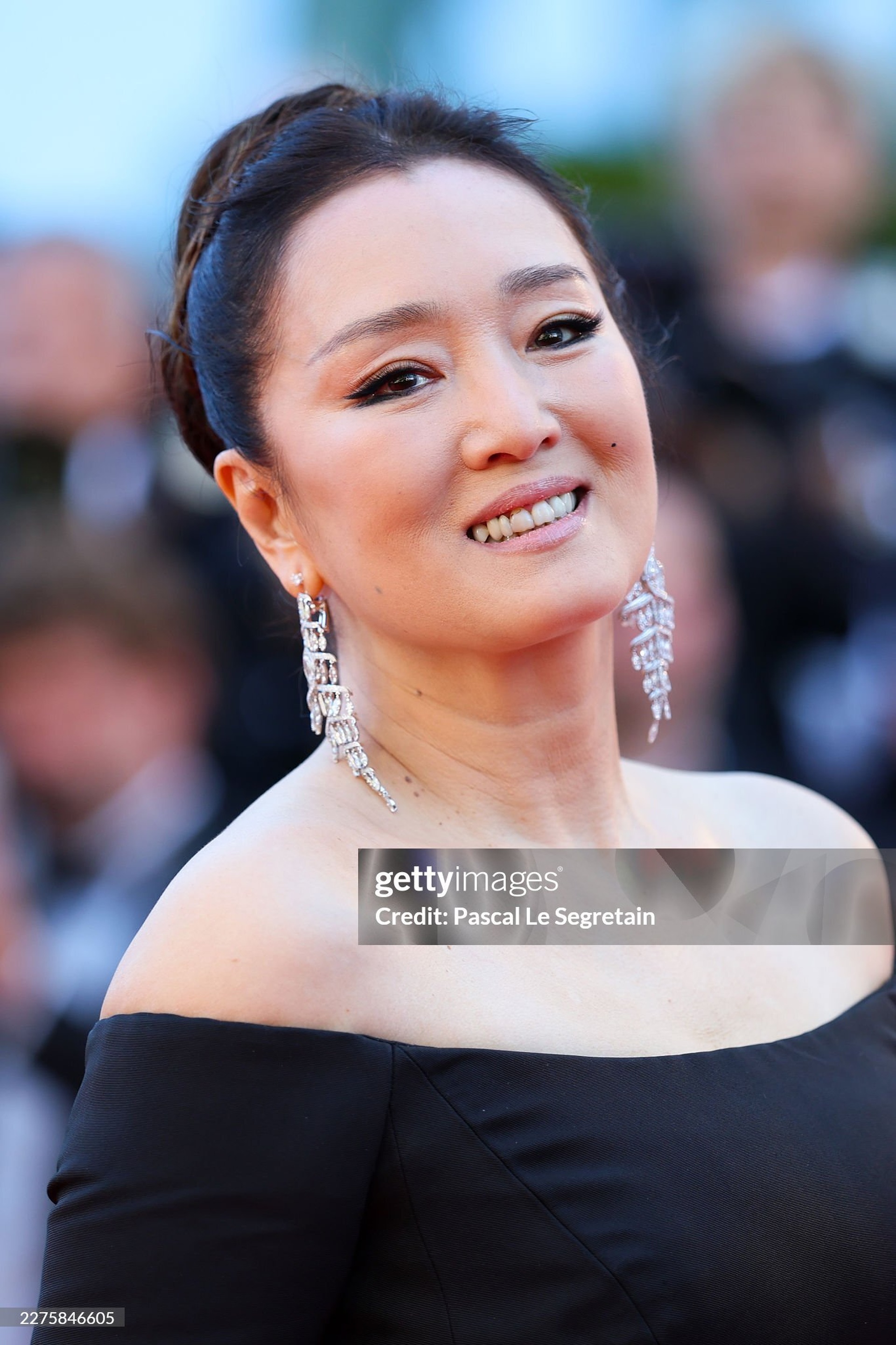 Cannes cấm hở bạo, dàn mỹ nhân quốc tế lách luật thế nào trong lễ khai mạc? - 5