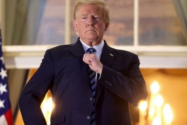 Ông Trump tin sẽ không bị phế truất giữa "vòng vây" sức ép