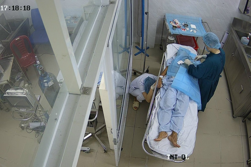 Điều dưỡng mệt nhoài vẫn cố nắm tay bà cụ đòi chết sau 10 năm chạy thận - 1 Điều dưỡng mệt nhoài vẫn cố nắm tay bà cụ đòi chết sau 10 năm chạy thận - 1