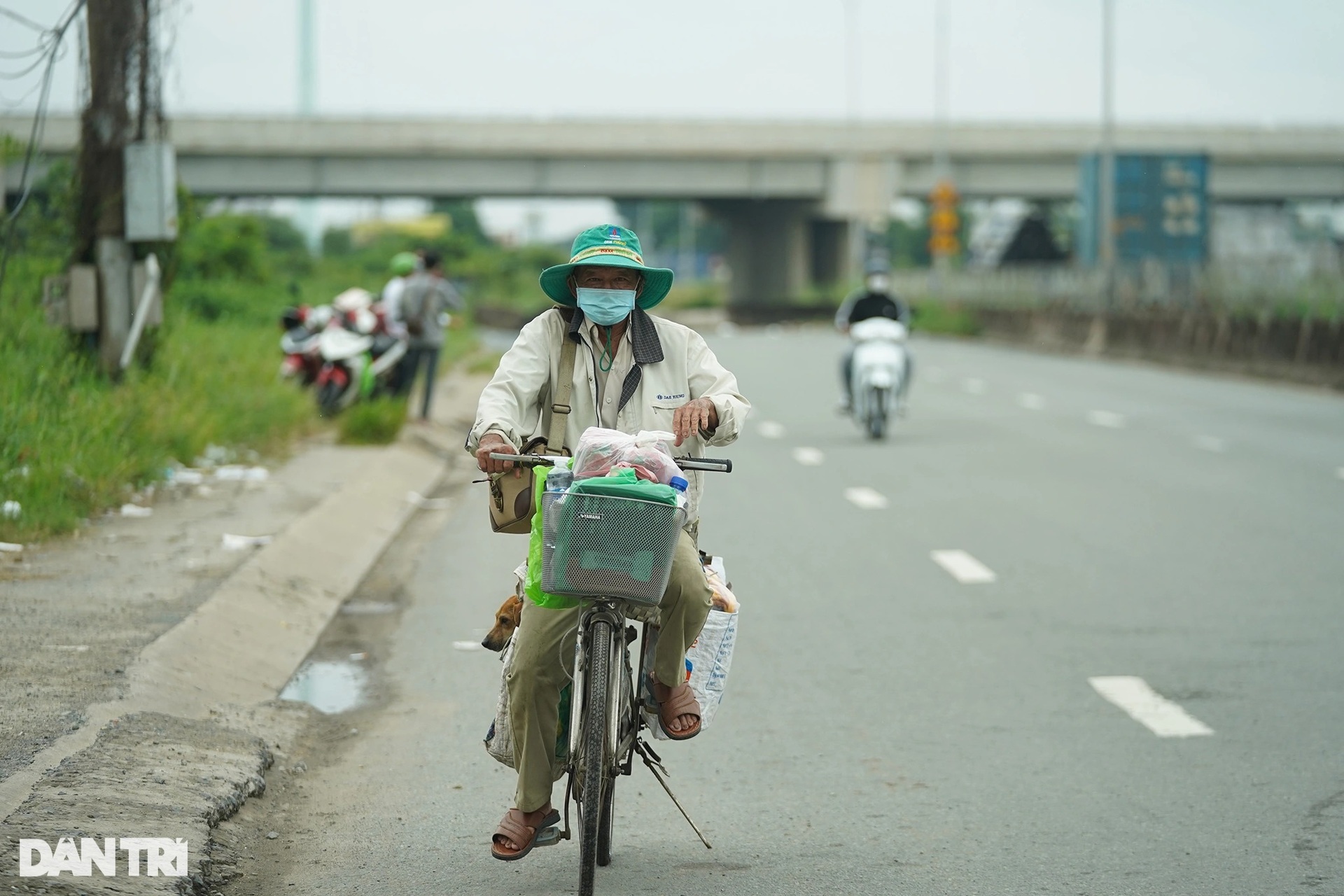 Rưng rưng cảnh lão Hạc đạp xe chở cậu  Vàng từ TPHCM về quê Bến Tre - 11