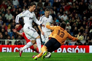 Real Madrid - Sevilla: Rũ bùn đứng dậy…