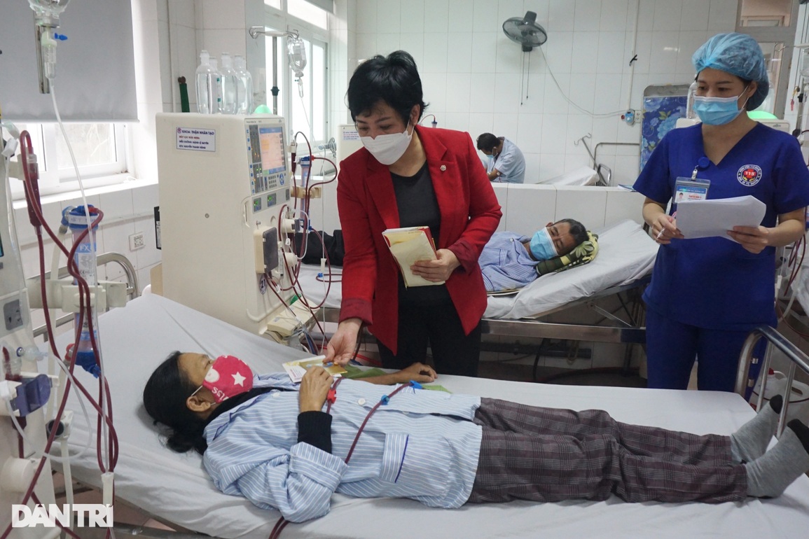 Bệnh nhân chạy thận rưng rưng đón Tết sớm - 1 Bệnh nhân chạy thận rưng rưng đón Tết sớm - 1