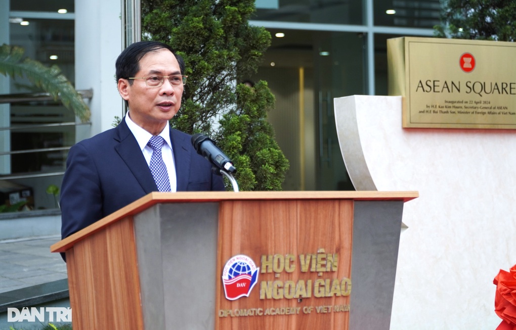 Thế hệ trẻ cần lắng nghe, học hỏi, là phiên bản tốt nhất của chính mình - 3 Thế hệ trẻ cần lắng nghe, học hỏi, là phiên bản tốt nhất của chính mình - 3
