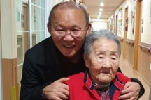 Ông Park Hang Seo kể về người mẹ tần tảo kiếm tiền cho các con ăn học