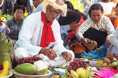 Hàng nghìn người đổ về khai hội Tháp Bà Ponagar Nha Trang