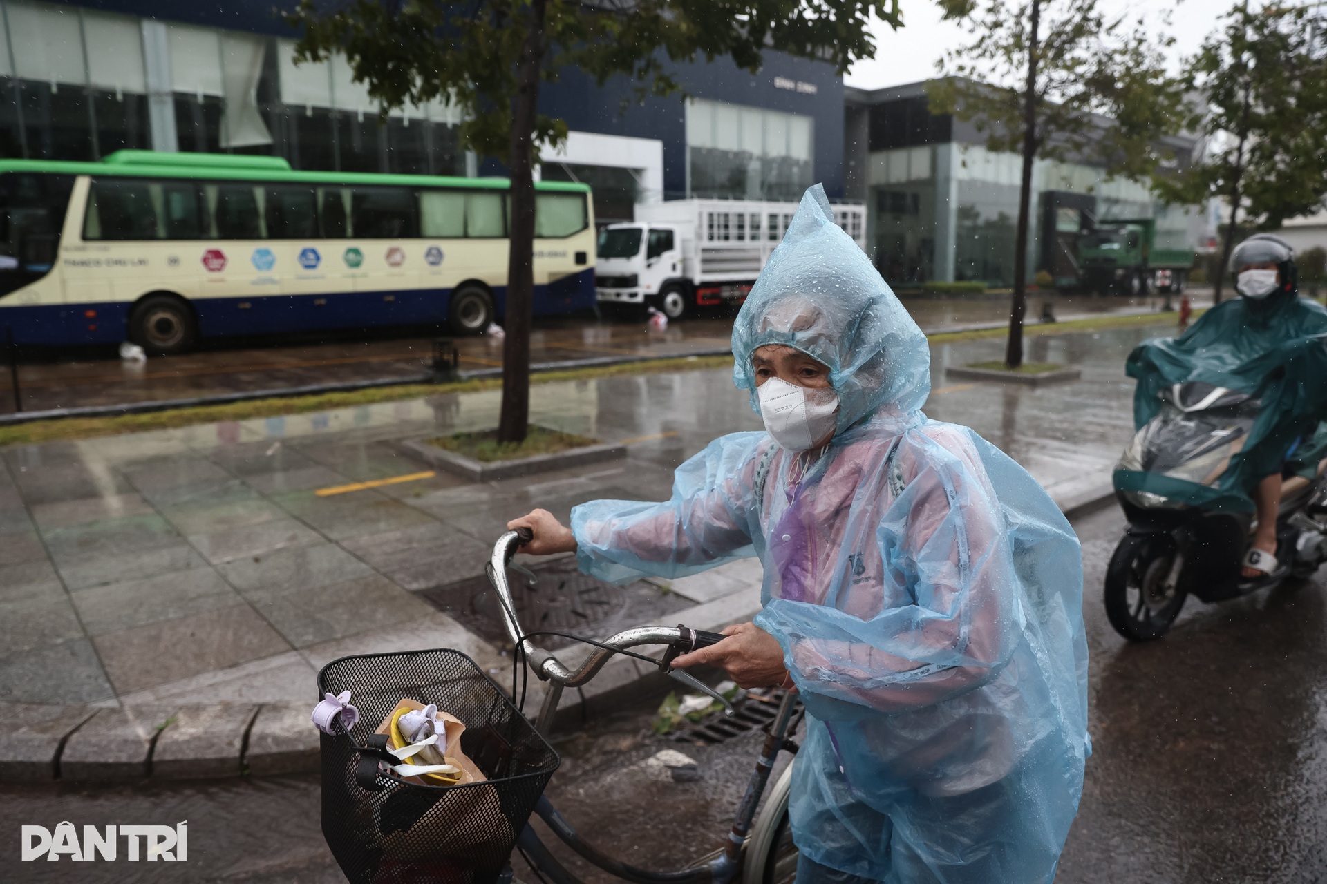 Muôn kiểu chằng chống nhà cửa của người dân miền Trung trước giờ bão đổ bộ - 13 Muôn kiểu chằng chống nhà cửa của người dân miền Trung trước giờ bão đổ bộ - 13