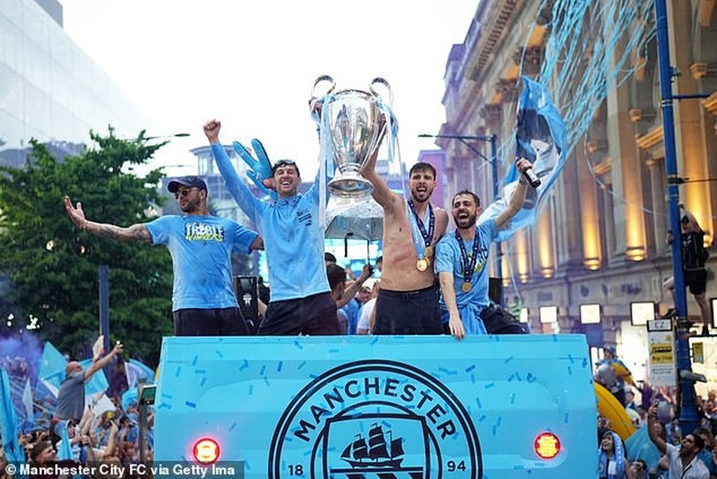 Man City diễu hành ăn mừng chức vô địch Champions League - 2 Man City diễu hành ăn mừng chức vô địch Champions League - 2