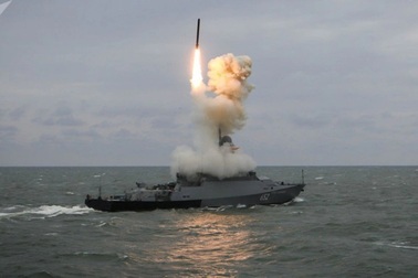 Nga đổi chiến thuật, lần đầu phóng tên lửa tấn công Ukraine từ Biển Azov