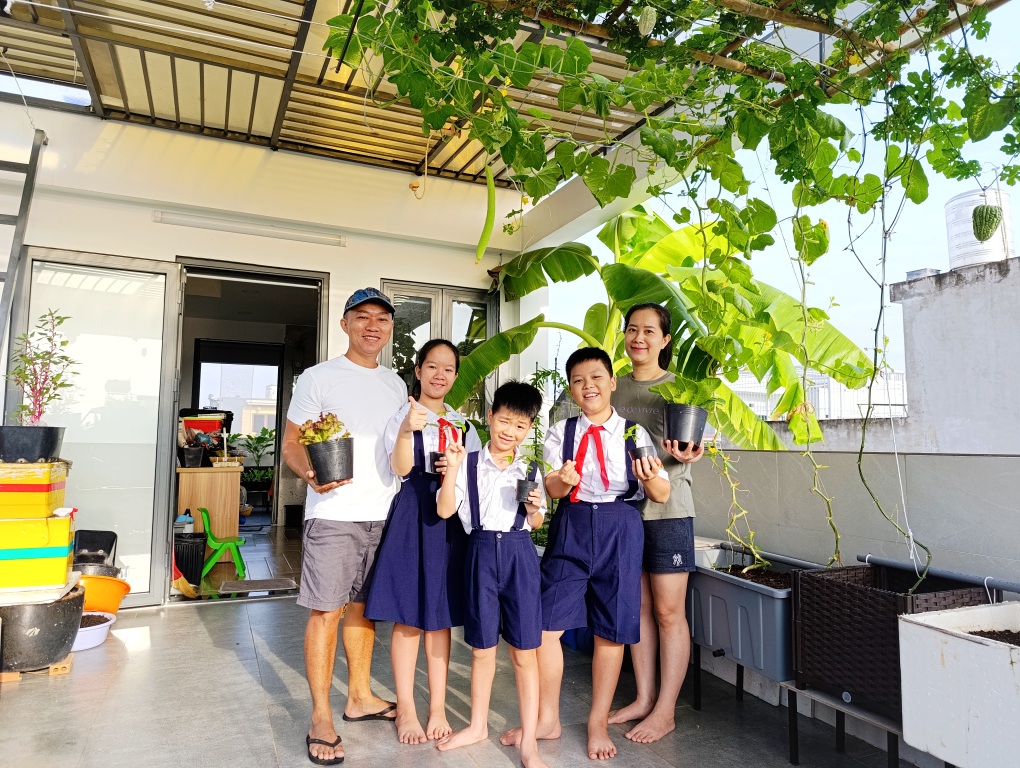 Kỹ sư trồng vườn rau lạ ở sân thượng, giúp vợ tiết kiệm 3 triệu đi chợ - 5