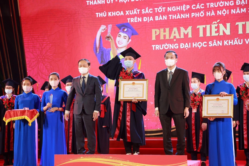 Máu và mồ hôi làm nên chàng thủ khoa Đại học Sân khấu - Điện ảnh - 5 Máu và mồ hôi làm nên chàng thủ khoa Đại học Sân khấu - Điện ảnh - 5