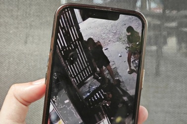 Bé gái bị người lạ tiếp cận, tháo bông tai vàng ngay trước nhà ở TPHCM