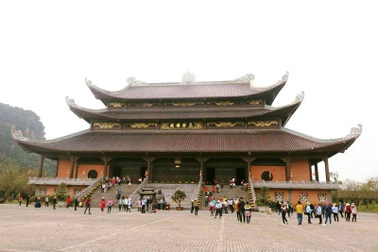 Du khách ùn ùn kéo về ngôi chùa lớn nhất Việt Nam