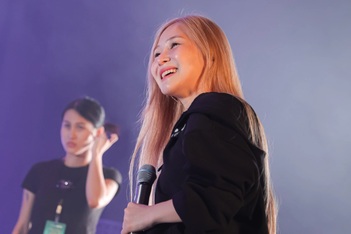 Hương Tràm, Hòa Minzy sẵn sàng cho hòa nhạc "Rực rỡ ngày mới"