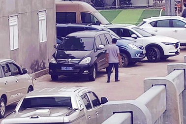 Yêu cầu kiểm điểm vụ nhiều xe biển xanh đi dự tiệc nhà Chủ nhiệm UBKT Tỉnh ủy