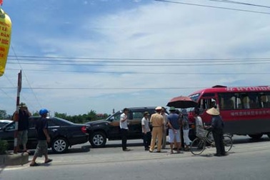 3 ô tô "cắn" đuôi nhau trên phố 