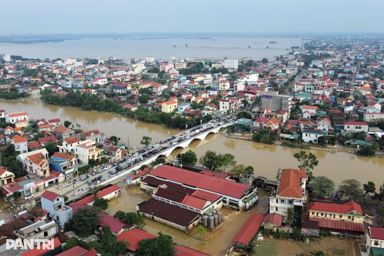 View - Bùn non và rác thải bủa vây, người dân vùng lũ Quảng Bình tất bật dọn dẹp | Báo Dân trí