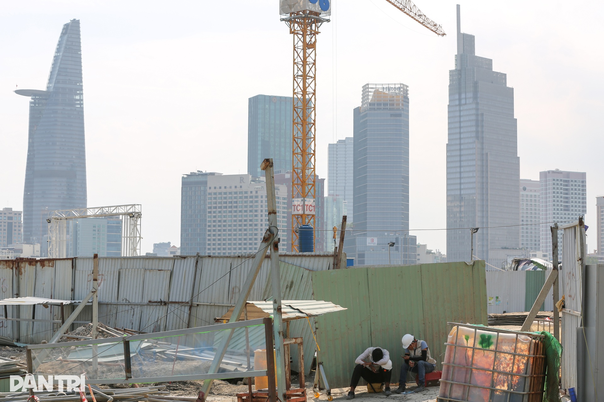 Người dân TPHCM chật vật dưới nắng nóng gần 40 độ C ngày đầu hè - 5 Người dân TPHCM chật vật dưới nắng nóng gần 40 độ C ngày đầu hè - 5