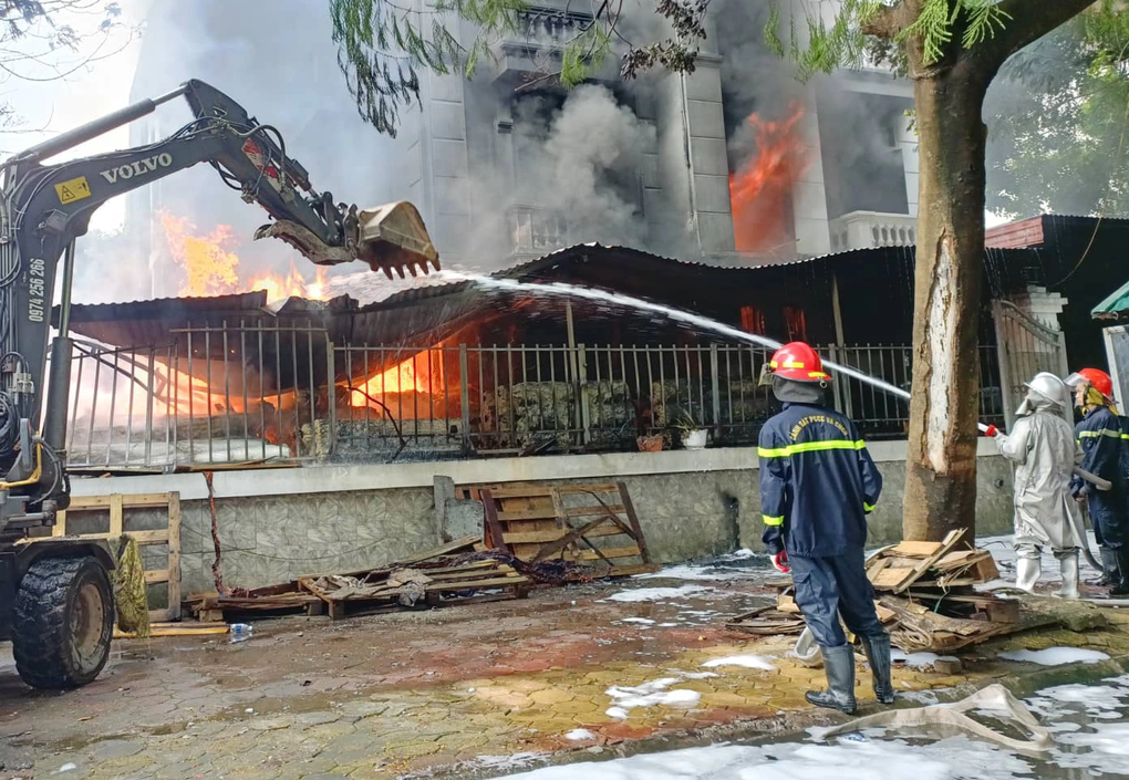 Ngôi nhà 3 tầng cháy dữ dội, một chiến sĩ cứu hỏa bị thương - 3 Ngôi nhà 3 tầng cháy dữ dội, một chiến sĩ cứu hỏa bị thương - 3